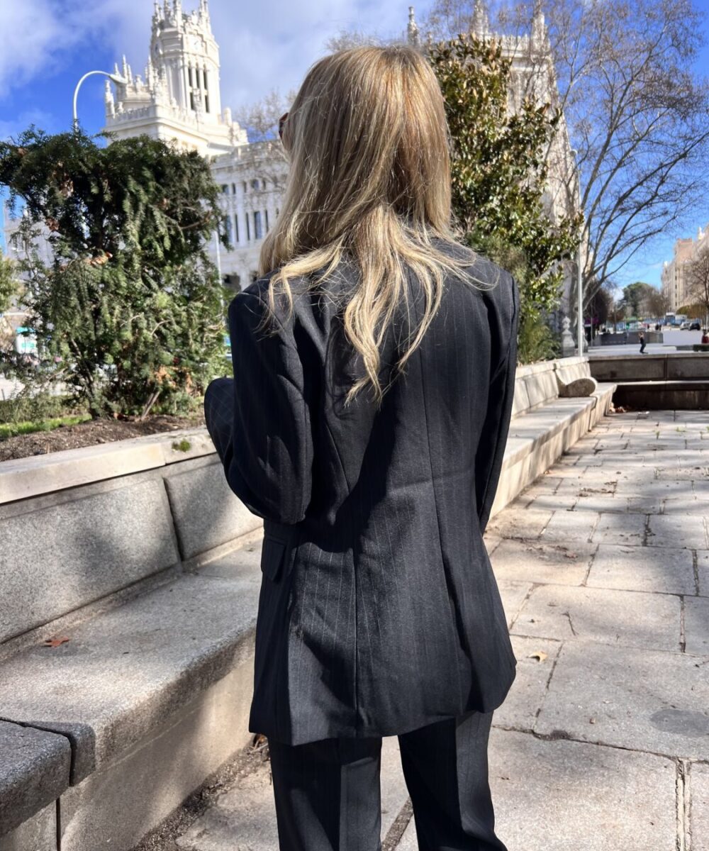 Alternative view of Traje Saint-Honoré